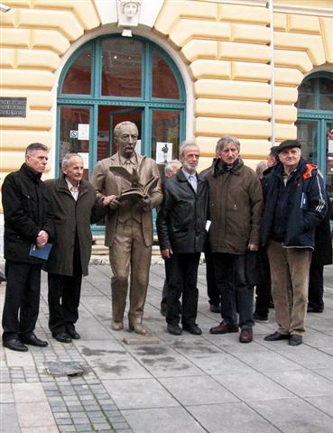 Veljko 4. spomenik -Pisci