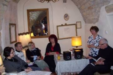 Od lewej: Iwona Danuta Startek, Jacek Żybura, Ewa Bordzań, Halina Ewa Olszewska, prowadząca spotkanie - Hanna Olszewska, Waldemar Michalski