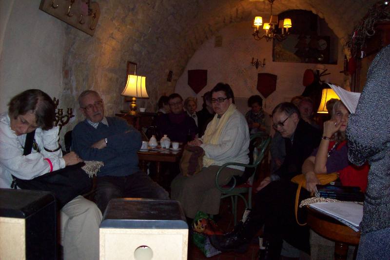 Zasłuchani czytelnicy  na spotkaniu z Biłgorajską Plejadą Literacką – 21 lutego 2013, Lublin, Pożegnanie z Afryką